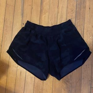 Lululemon hotty hot short 4 in - size 6, black camo print